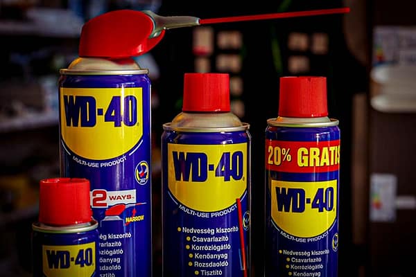 WD40 termékek több méretben az asztalon, a Barkács Barlang boltban. 