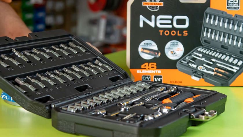 dugókulcs készlet a barkácsbolt pultján elhelyezve. NEO Tools 46 részes. 